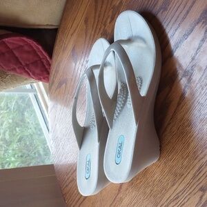 Oka B rubber wedge thong sandals size Small or 6